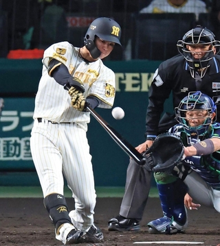 阪神-ヤクルト　５回裏阪神１死二、三塁、中野拓夢が右犠飛を放ち２-１と勝ち越す＝甲子園球場（撮影・吉田敦史）