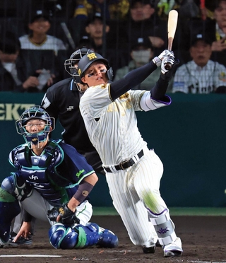 ５回裏阪神２死二塁、森下が２点本塁打を放つ（撮影・吉田敦史）