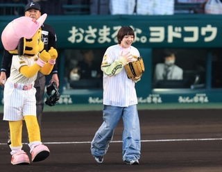 阪神-ヤクルト戦で始球式に臨むあいみょん＝甲子園球場（撮影・吉田敦史）