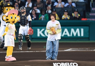阪神-ヤクルト戦で始球式に臨むあいみょん＝甲子園球場（撮影・吉田敦史）
