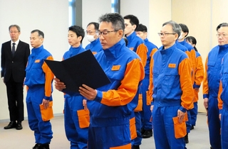 機動警察通信隊の指名式で決意表明する安栖尚忠隊長＝県警本部