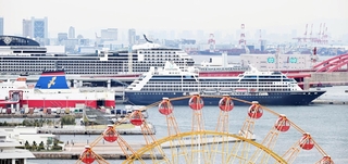 ２隻の豪華客船の入港で華やぐ神戸港＝９日午前、神戸市中央区東川崎町１から撮影