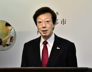 定例会見で考えを述べる神戸市の久元喜造市長＝神戸市役所