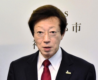 定例会見で考えを述べる神戸市の久元喜造市長＝神戸市役所