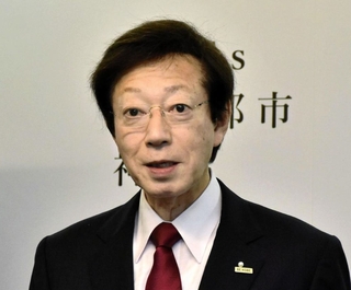 定例会見で考えを述べる神戸市の久元喜造市長＝神戸市役所