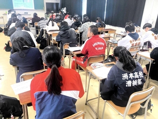 「少子高齢化による働き手不足」をテーマに小論文を書く生徒たち＝洲本高校