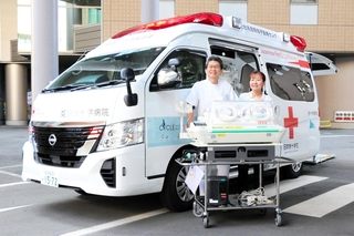 新調した新生児用のドクターカー＝姫路市下手野１、姫路赤十字病院
