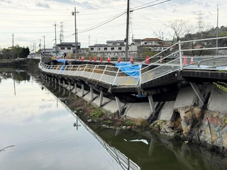 崩落した歩道＝加古川市平荘町小畑