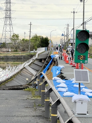 崩落した歩道＝加古川市平荘町小畑