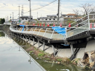 崩落した歩道＝加古川市平荘町小畑