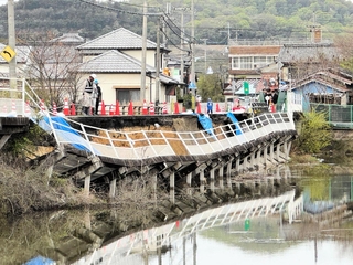 崩落した歩道＝加古川市平荘町小畑