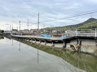 崩落した歩道＝加古川市平荘町小畑