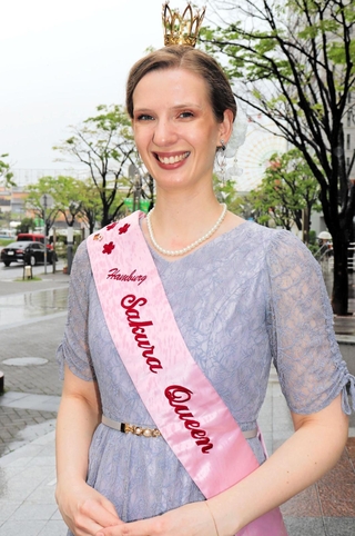 神戸を訪れた「さくらの女王」のデニーズ・ドゥッチさん＝神戸市中央区東川崎町１