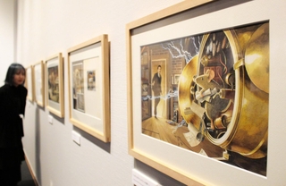 小さなネズミの大きな挑戦を描いた原画が並ぶ＝神戸ファッション美術館