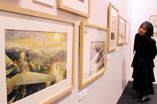 小さなネズミの大きな挑戦を描いた原画が並ぶ＝神戸ファッション美術館