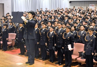 警察官になった決意を宣誓する初任科生たち＝兵庫県警察学校