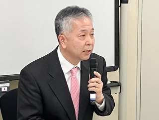 会見した兵庫維新の会の金子道仁代表＝１２日夜、神戸市内