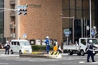 信号機が消灯した交差点＝１４日午前１１時ごろ、神戸市中央区、国際会館前交差点（読者提供）