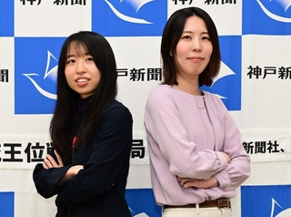対局前に意気込む福間香奈女流王位（右）と大島綾華女流二段＝１４日午後、姫路市夢前町前之庄、里湯ひととき夢乃井（撮影・中西幸大）