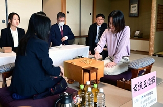 検分する福間香奈女流王位（右）と大島綾華女流二段＝１４日午後、姫路市夢前町前之庄、里湯ひととき夢乃井（撮影・中西幸大）