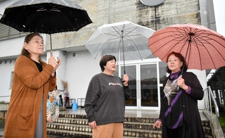 一緒に避難所生活を乗り越えた仲間たちと１０年前の出来事を語り合う吉村静代さん（右）＝熊本県益城町寺迫、益城中央小