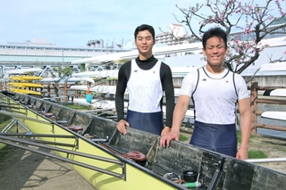 ローイングでパラリンピック出場を目指す瀬戸僚太さん（右）と森本健太郎さん。魚崎ローイングクラブの一員として西日本選手権競漕大会に出場する＝神戸市東灘区魚崎浜町
