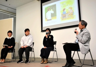 「せんせいからこどもたちへ」に込めた思いを語り合う猪原翼さん（左から２人目）や浜田美和さん（同３人目）ら＝神戸市中央区脇浜海岸通１