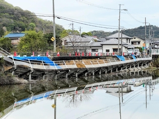 崩落した歩道＝加古川市平荘町小畑