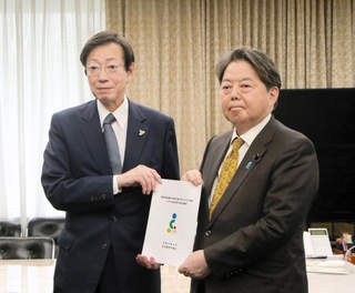 林芳正総務相に要請書を手渡す指定都市市長会長の久元喜造神戸市長（左）＝総務省