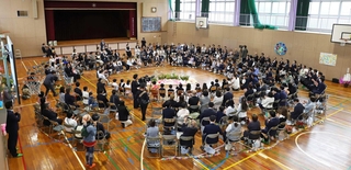 閉校した中学校跡で新たに開校した「六瀬ほしのさと小学校」。入学を祝う会では５３人の児童が輪になった＝兵庫県猪名川町笹尾