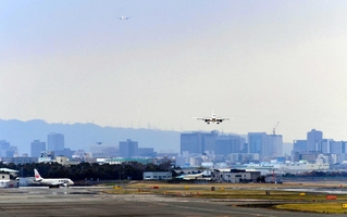 次々と着陸する旅客機＝２０１９年４月、伊丹市の大阪（伊丹）空港