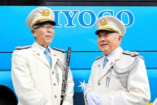 兵庫県警音楽隊を支えた松浦晴信楽長（右）と和田武司副隊長＝西宮市内