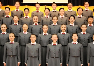 入学式を前に集合写真を撮る新入生ら＝１８日午前、宝塚音楽学校