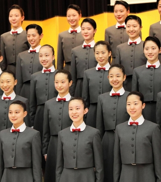 入学式を前に集合写真を撮る新入生ら＝１８日午前、宝塚音楽学校