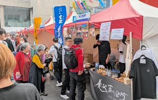 みちる旅マルシェに出店した但馬のブースに並ぶ参加者＝大阪市北区