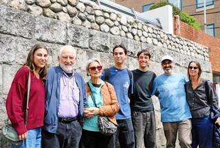 神戸ジューコム跡地の石垣前で記念撮影に納まるロバート・グリンバーグさん（左から２人目）と家族ら＝神戸市中央区山本通１