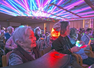 「ロマンディスコ」を楽しむ施設の利用者ら＝１９日午後、神戸市須磨区一ノ谷町３（撮影・大田将之）