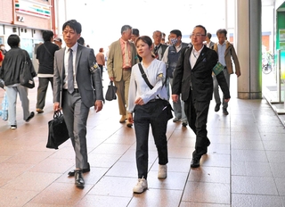 県内一斉補導で、腕章を巻いて繁華街を巡回する生田署員ら＝神戸市中央区