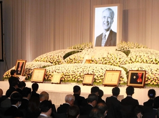 村山富市元首相のお別れの会。社民党の福島瑞穂党首（左奥）ら多くの政治家が参列した＝２０日午後、東京都千代田区