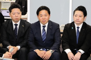 ２０２６年度の役員体制などを説明する兵庫県議会自民党議員団幹事長の北口寛人県議（中）ら＝２２日午後、県庁（撮影・井上太郎）