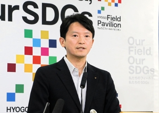 定例会見で話す兵庫県の斎藤元彦知事＝２２日午後、神戸市中央区、県庁