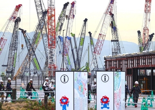 カジノを含む統合型リゾート施設（ＩＲ）を建設するため、万博跡地の隣でクレーンによる工事が進む＝大阪市此花区の夢洲