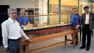 寄贈されたタンカー船「ＨＡＫＫＡＩＳＡＮ」の模型＝神戸大学海事博物館