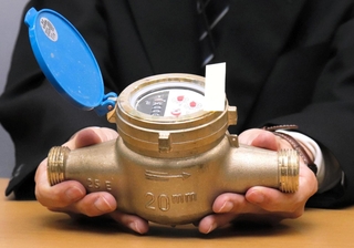 県営住宅で盗まれた水道メーターと同形のメーター＝２３日午前、姫路市役所