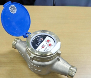 県営住宅で盗まれた水道メーターと同形のメーター＝２３日午前、姫路市役所