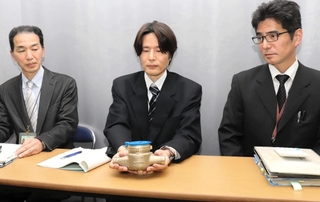 姫路市内の県営住宅で水道メーターが盗まれ、会見する市職員＝２３日午前、姫路市役所