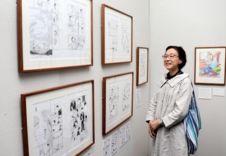 原画を前に、自身の活動を振り返るこうの史代さん＝姫路市山野井町、姫路文学館
