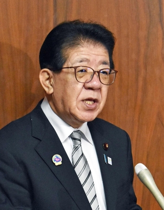 「全力を挙げて輸送の安全確保に取り組む」と語る金子恭之国土交通相＝２４日午前、東京・永田町