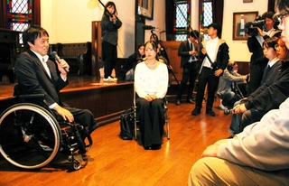 母校・同志社大で講演後、学生の質問に答える林浩輝さん（左端）＝京都市上京区