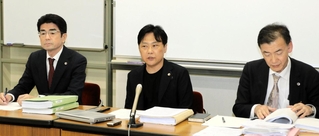 神戸地裁判決を受け、会見する原告代理人の奥村昌裕弁護士（中央）ら＝２４日午後、神戸市中央区
